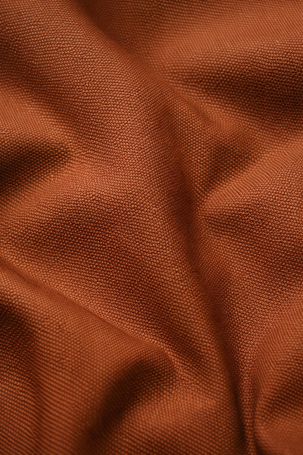 Detailfoto van de gewatteerde stof van de winterjas in bruin