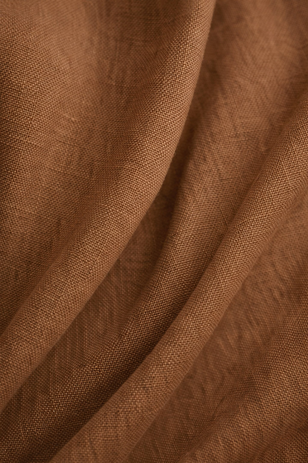 Close-up van de soepel vallende stof van de jumpsuit
