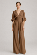 Bruine wijde jumpsuit dames met V-hals en ceintuur — vooraanzicht