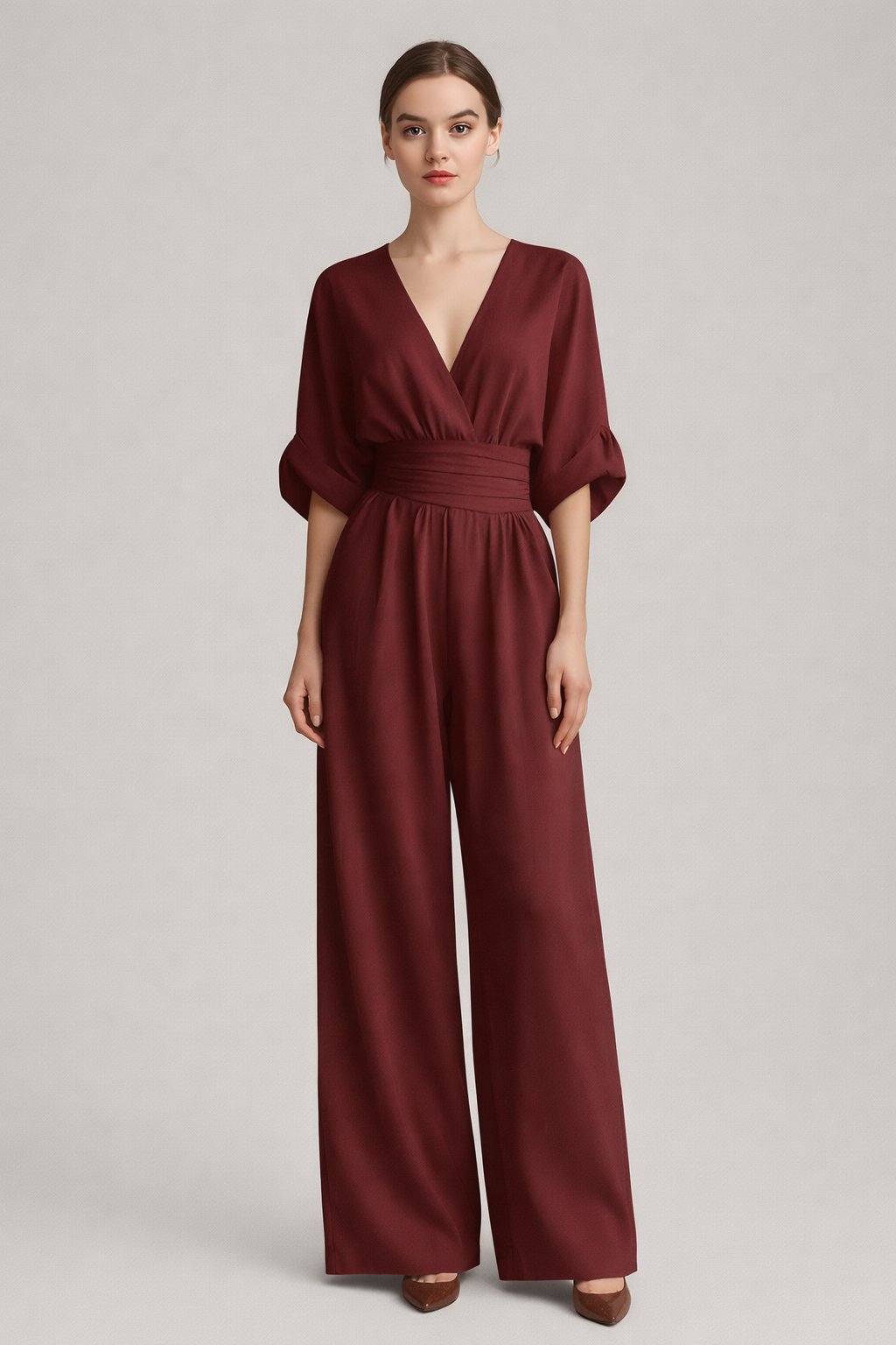 Bordeaux wijde jumpsuit dames met V-hals en ceintuur — vooraanzicht