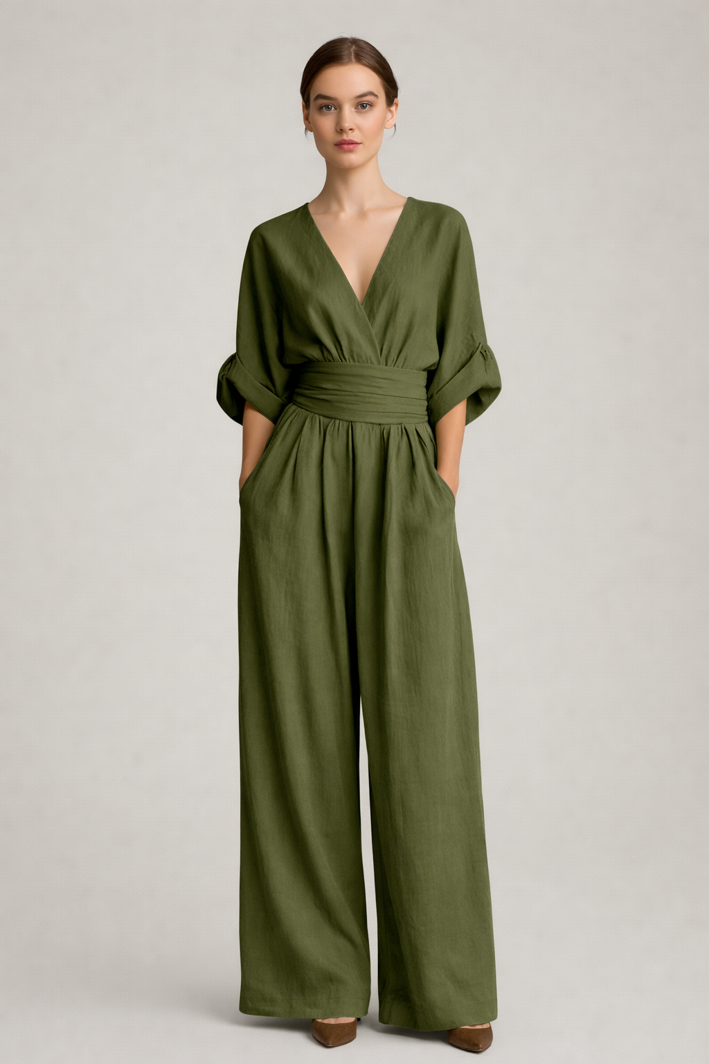 Olijfgroene wijde jumpsuit dames met V-hals en ceintuur — vooraanzicht