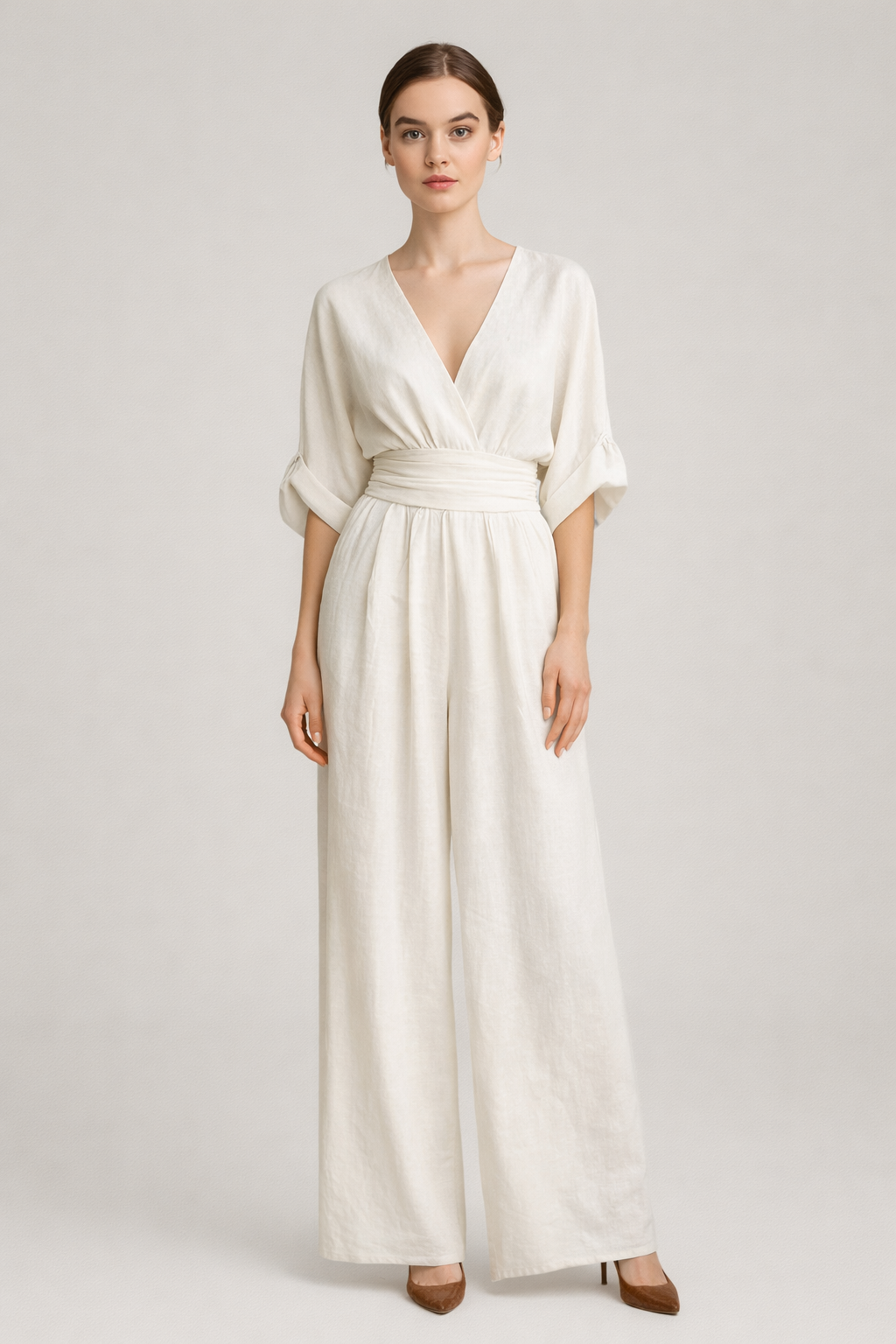 Crèmekleurige wijde jumpsuit dames met V-hals en ceintuur — vooraanzicht