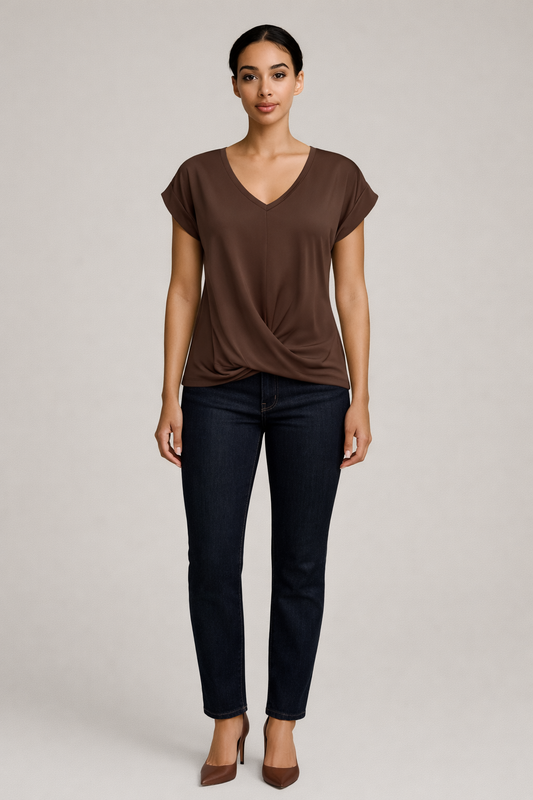 Bruin T-shirt dames met V-hals en gedrapeerde voorkant — vooraanzicht