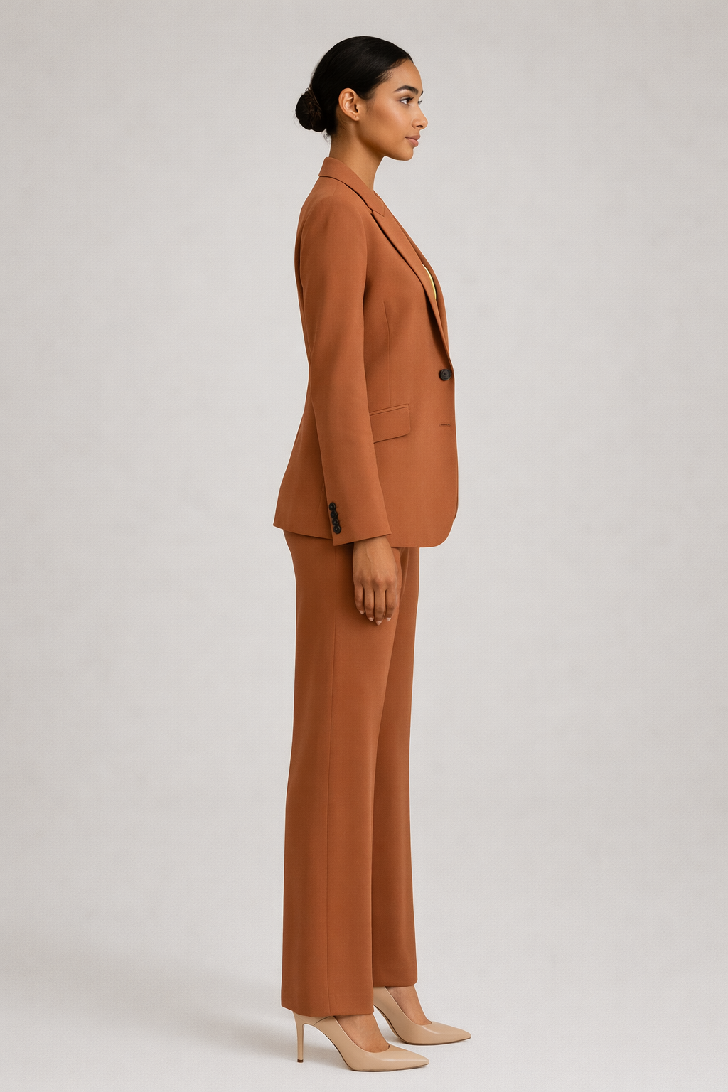 Bruin tweedelig broekpak dames met getailleerde blazer — zijaanzicht
