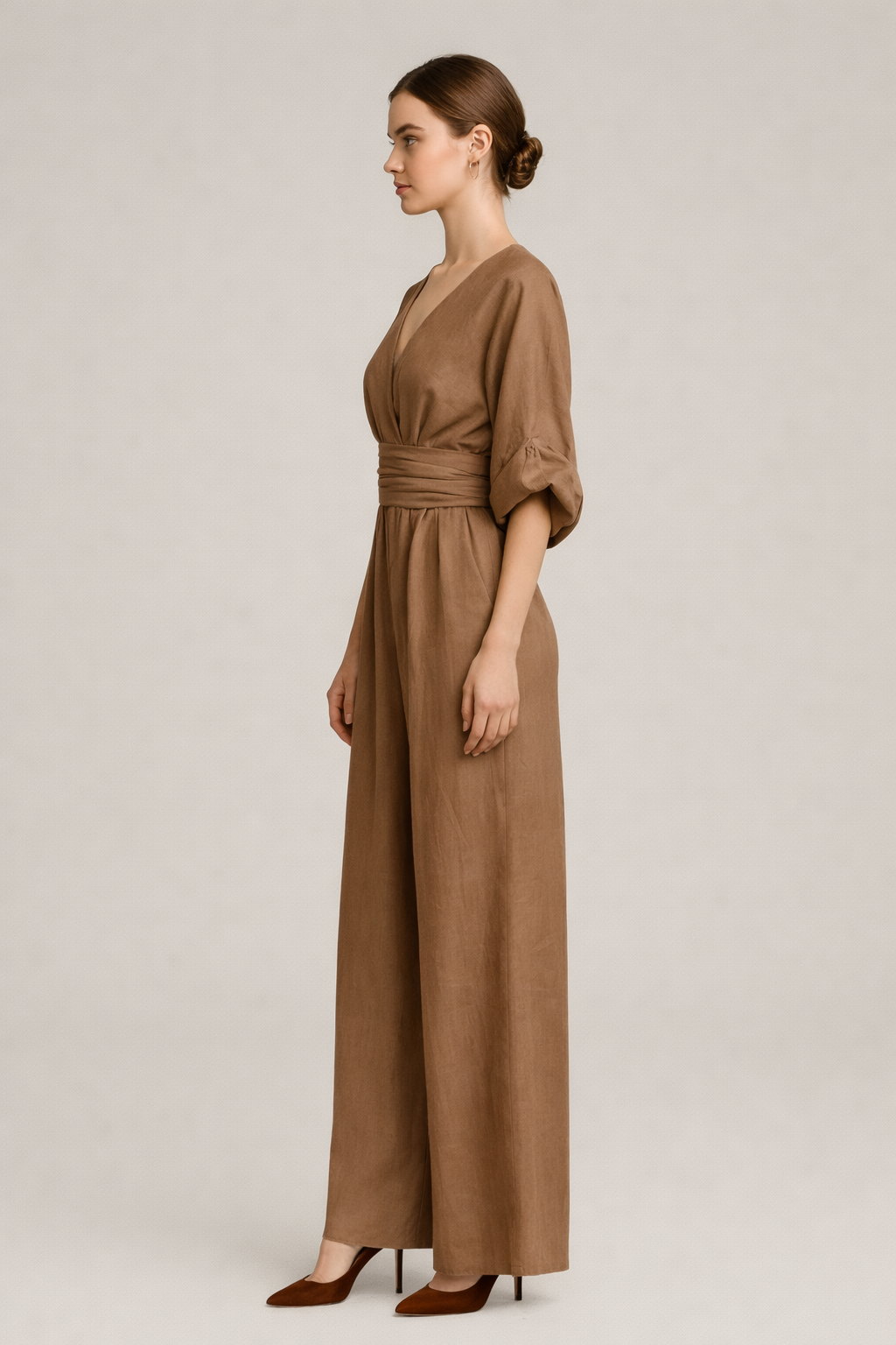 Bruine wijde jumpsuit dames met V-hals en ceintuur — zijaanzicht