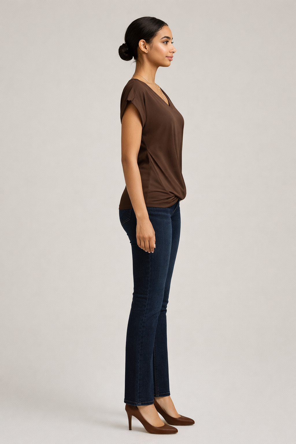 Bruin T-shirt dames met V-hals — zijaanzicht