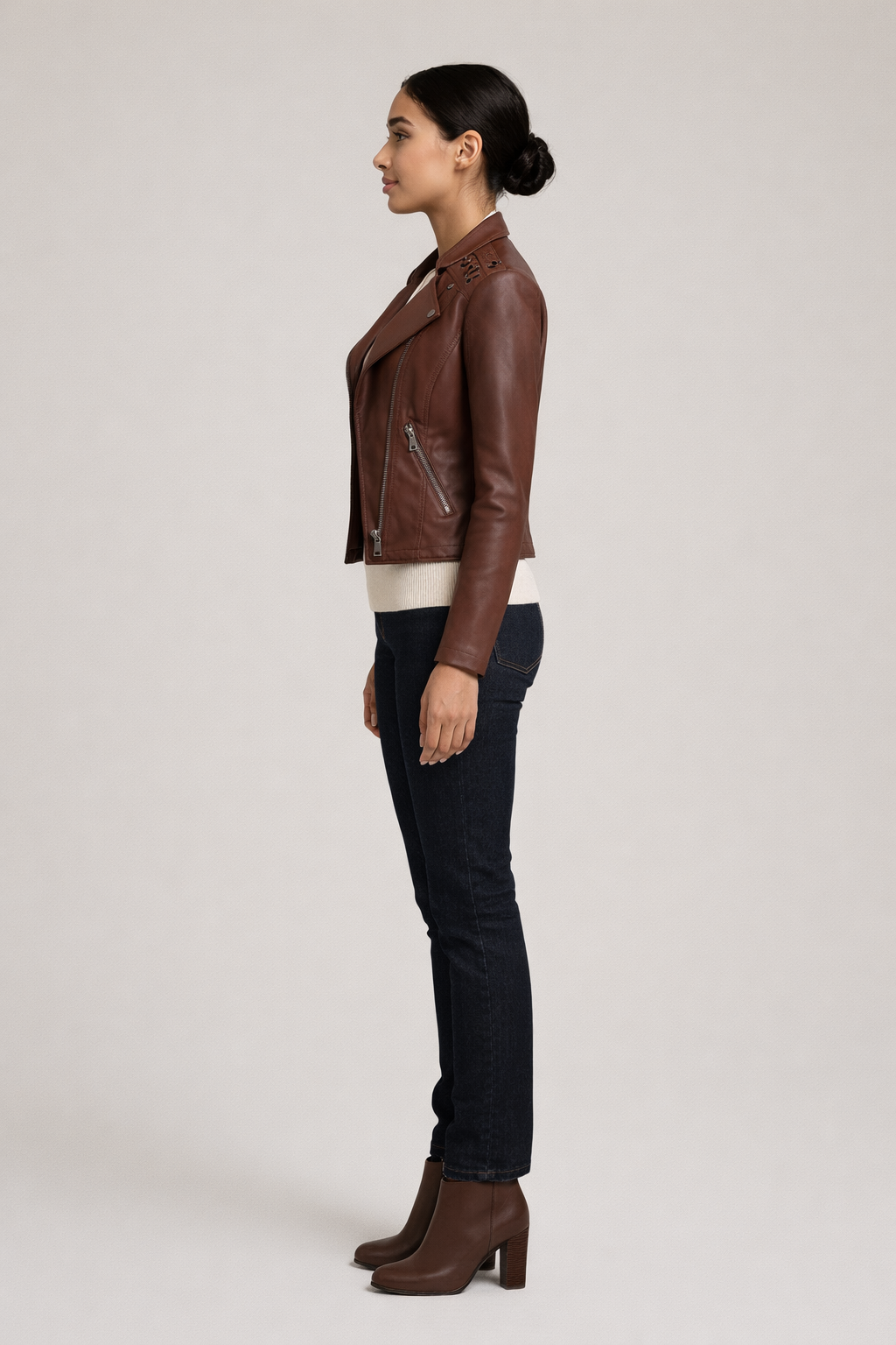 Bruin biker jasje dames van leerlook — zijaanzicht