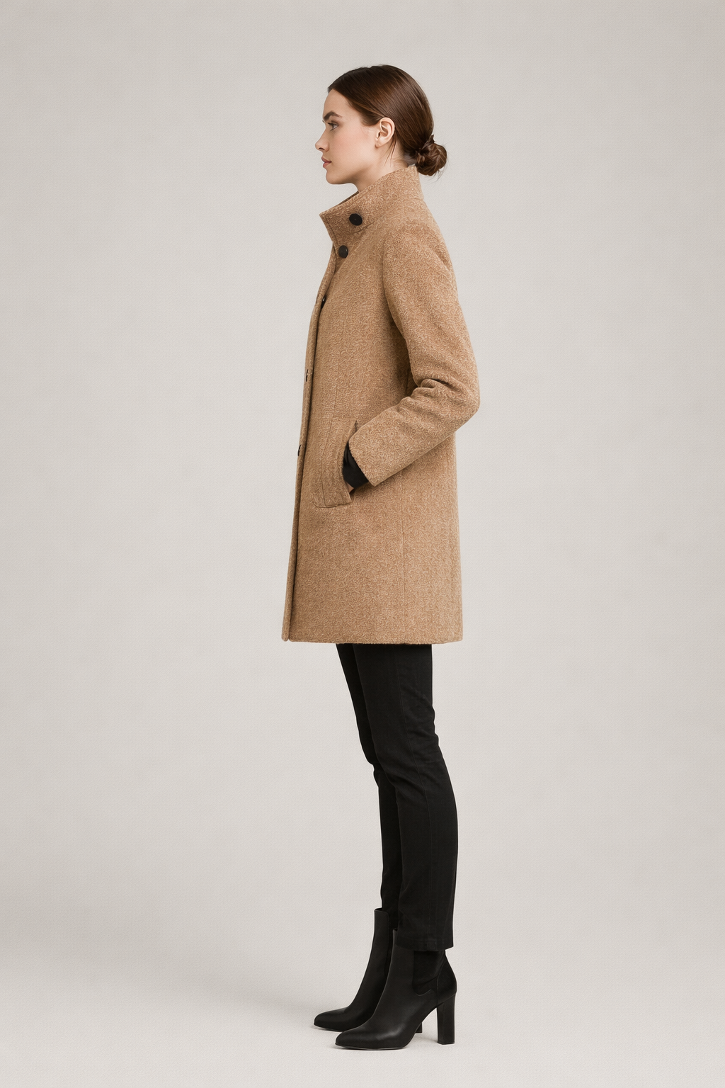 Camel wollook mantel dames met staande kraag — zijaanzicht