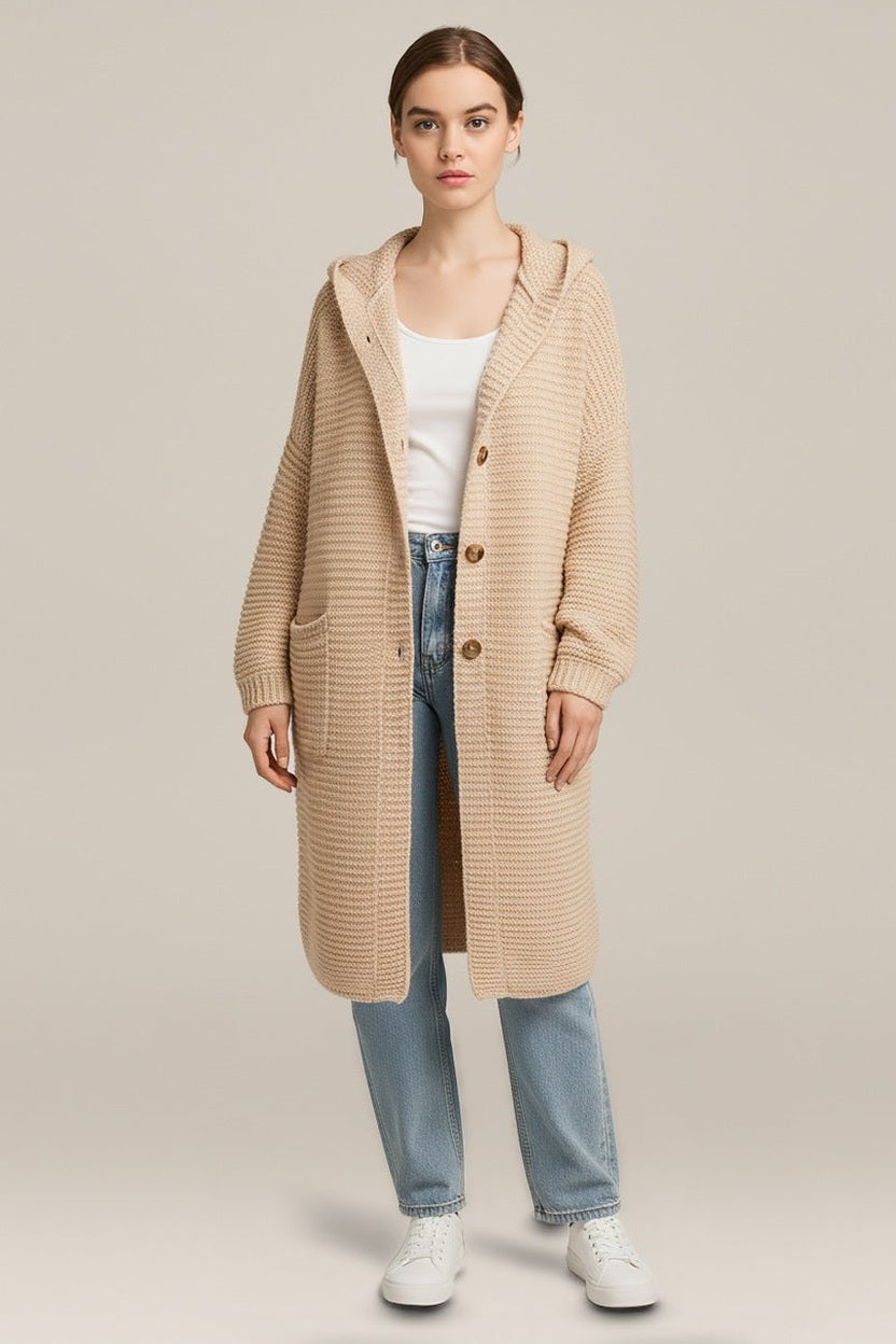 Lang Gebreid Vest Dames met Capuchon – Grof Vest met Knopen in beige – vooraanzicht