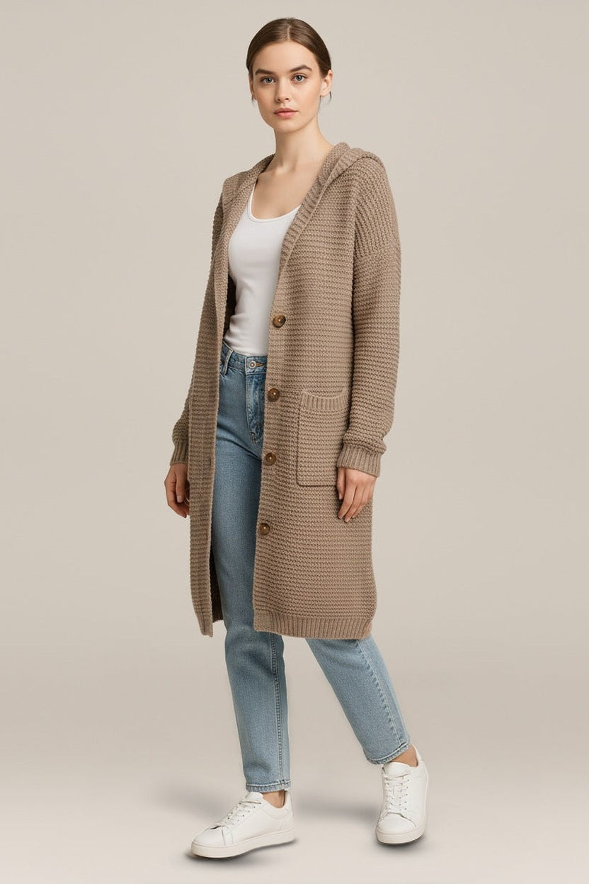 Lang Gebreid Vest Dames met Capuchon – Grof Vest met Knopen in taupe – vooraanzicht
