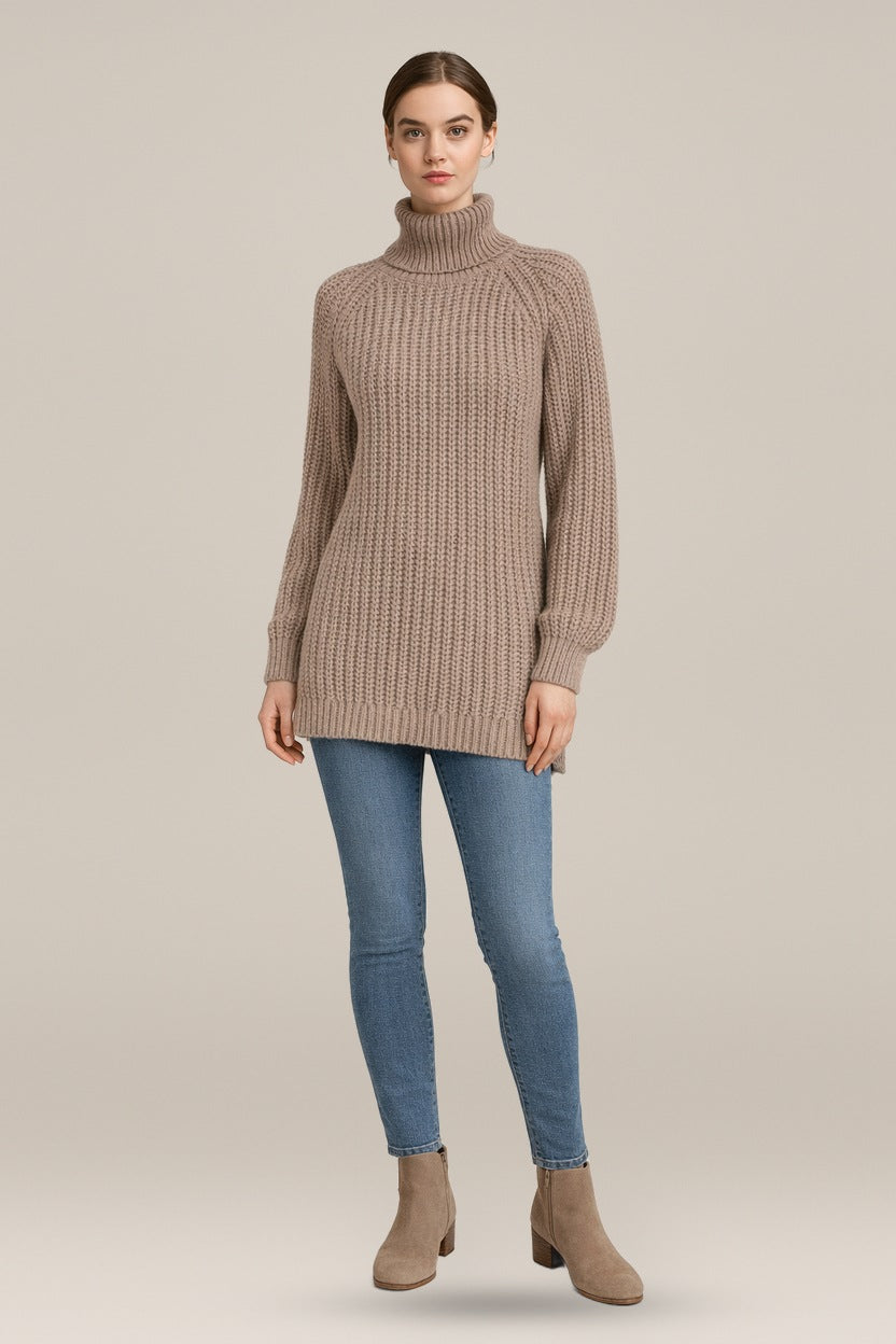 Ribgebreide Coltrui Dames met Splitjes – Lange Trui — Neriah in Taupe – vooraanzicht