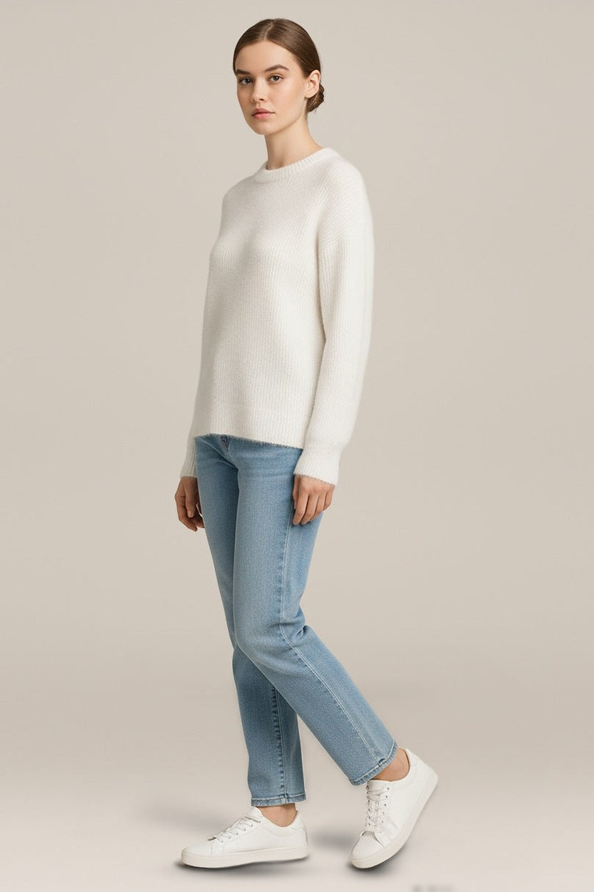 Pluizige Trui Dames met Ronde Hals – Ribgebreide Pullover in wit – zijaanzicht
