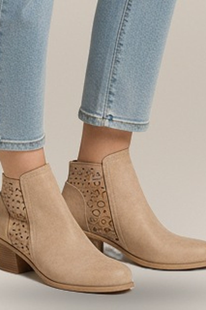Enkellaarsjes Dames met Blokhak – Opengewerkt met Rits — Odilia in Beige – close-up