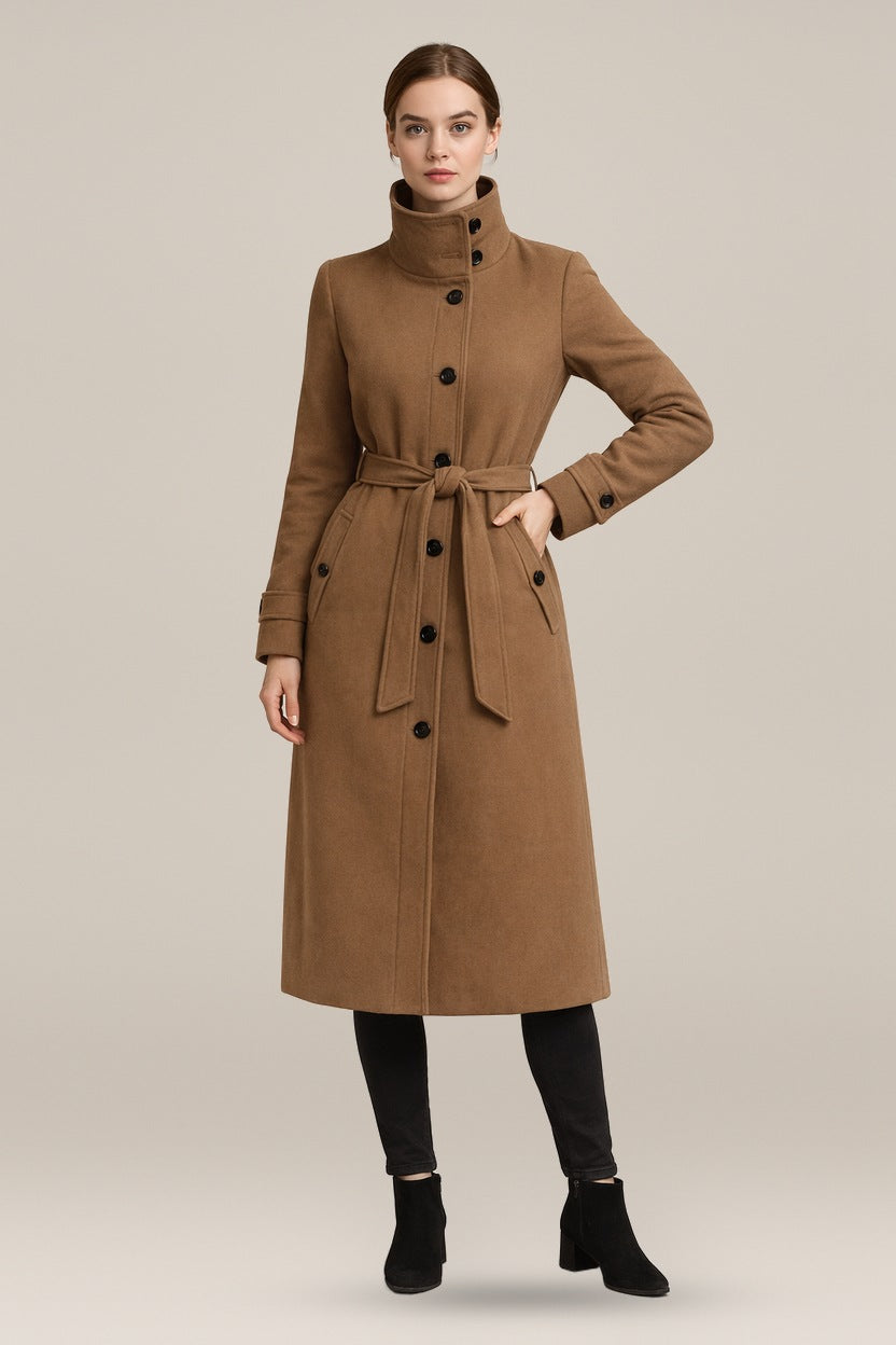 Lange Jas Dames met Hoge Kraag en Ceintuur – Wollook Mantel — Philine in Camel – vooraanzicht