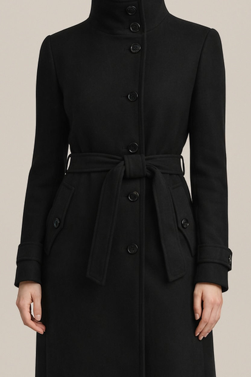 Lange Jas Dames met Hoge Kraag en Ceintuur – Wollook Mantel — Philine in Zwart – close-up