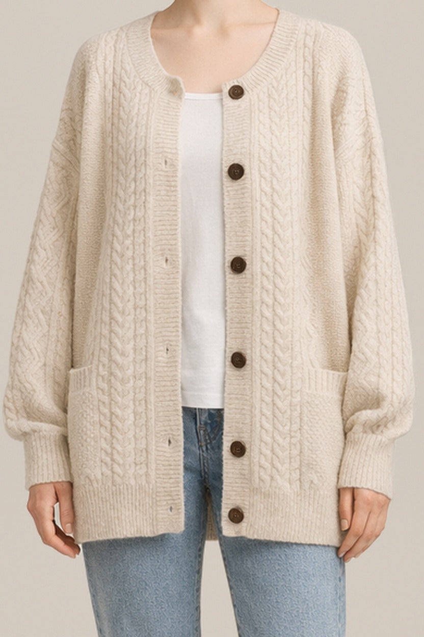 Kabelgebreid Vest Dames met Knopen – Oversized Cardigan — Rhona in Crème – close-up
