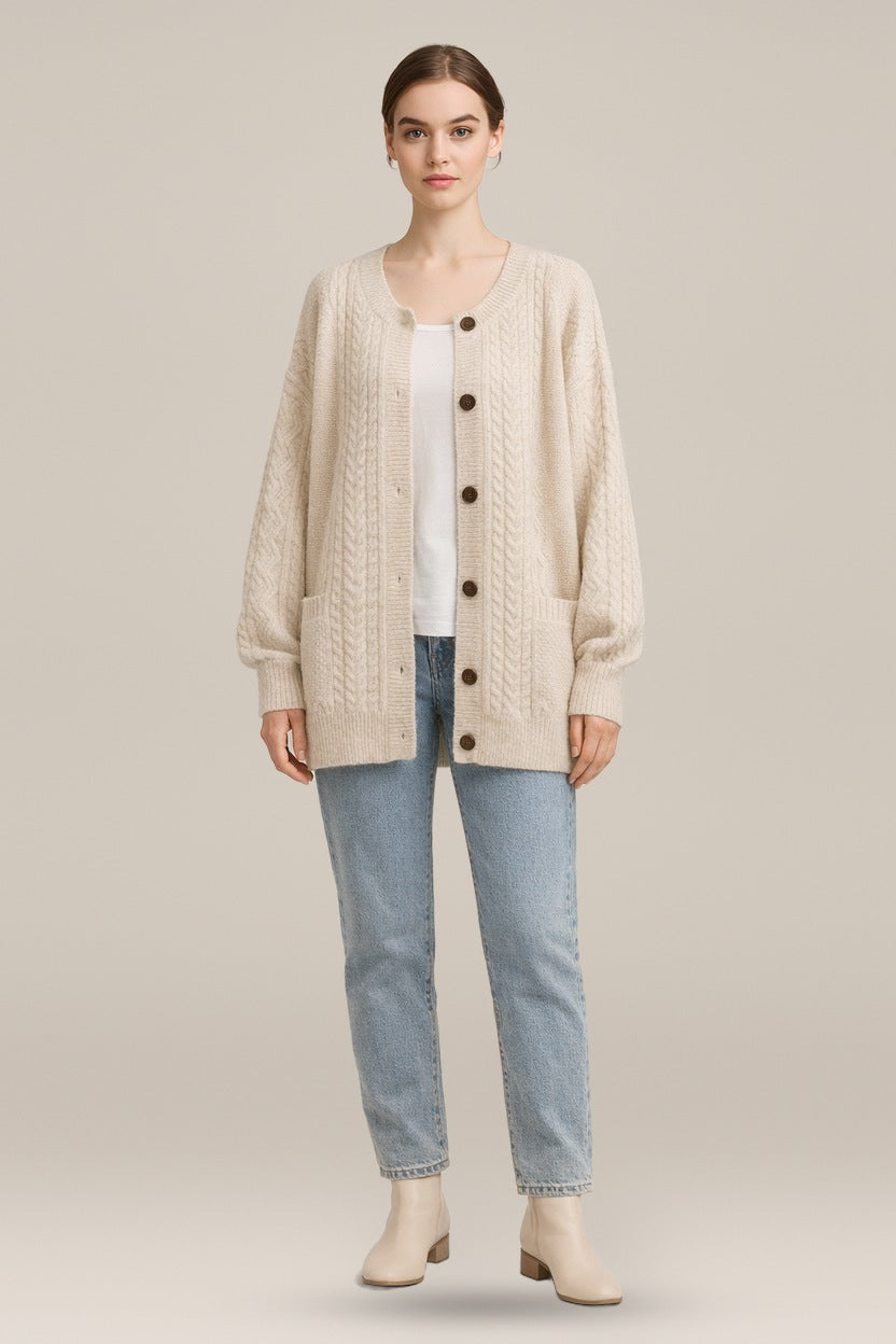 Kabelgebreid Vest Dames met Knopen – Oversized Cardigan — Rhona in Crème – vooraanzicht