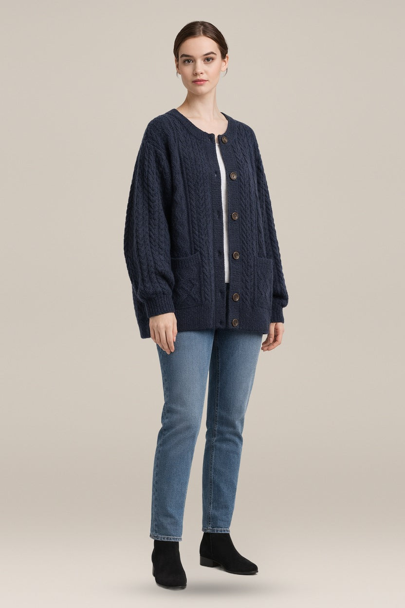 Kabelgebreid Vest Dames met Knopen – Oversized Cardigan — Rhona in Marineblauw – vooraanzicht