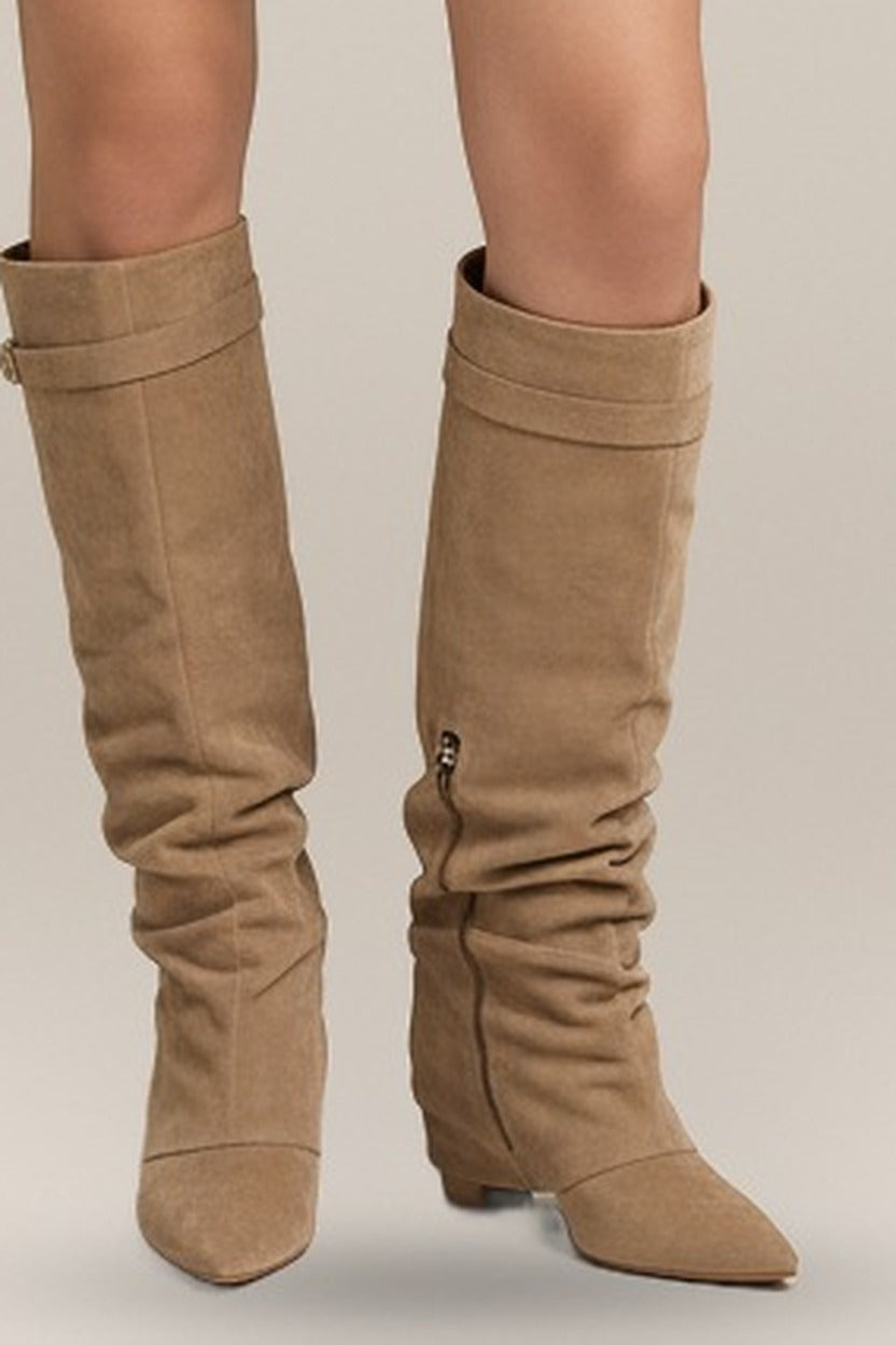 Hoge Laarzen Dames in Suèdelook – Slouchy Schacht met Gesp — Sorrel in Camel – close-up