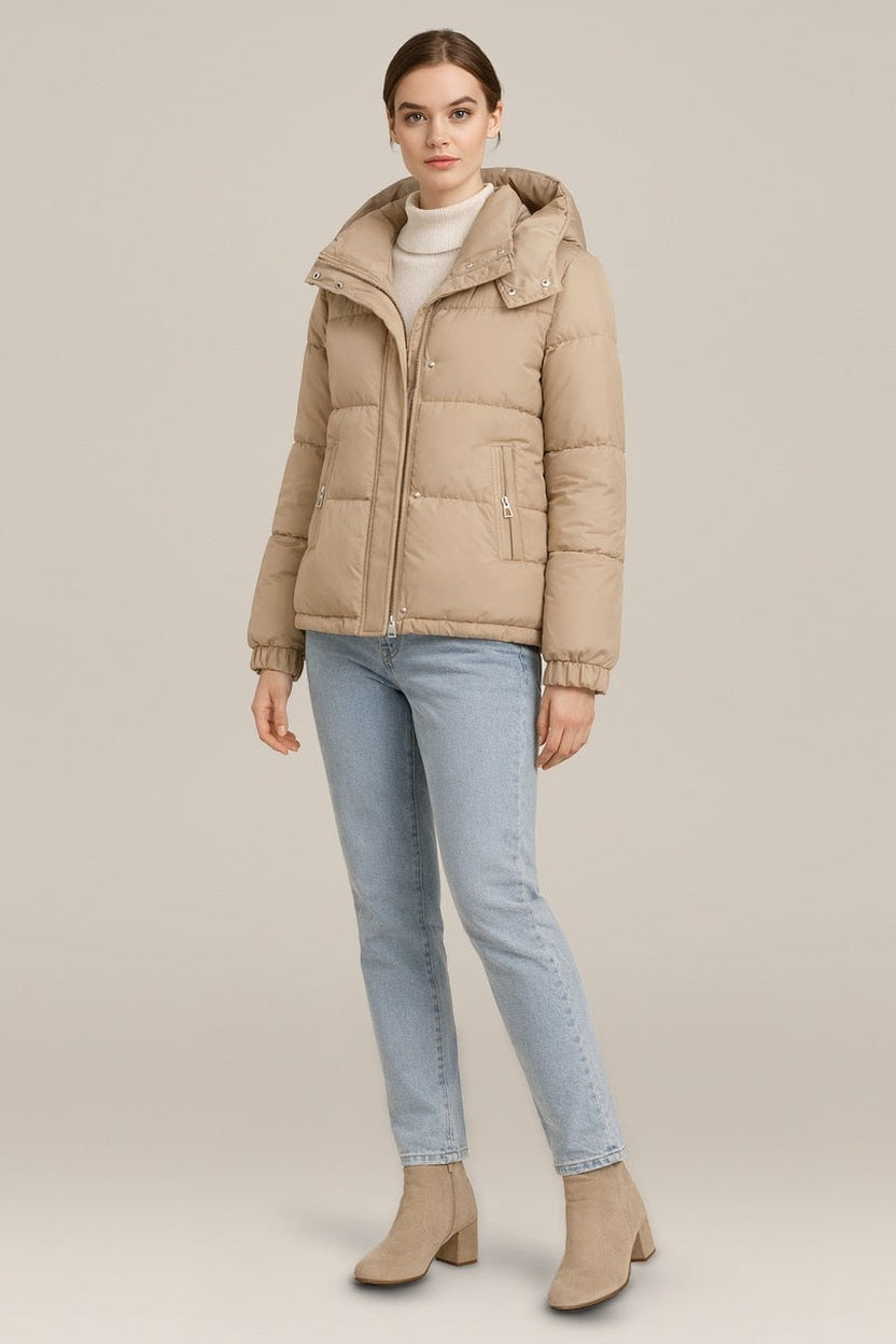 Korte Pufferjas Dames met Capuchon – Gewatteerde Winterjas — Taliah in Beige – vooraanzicht