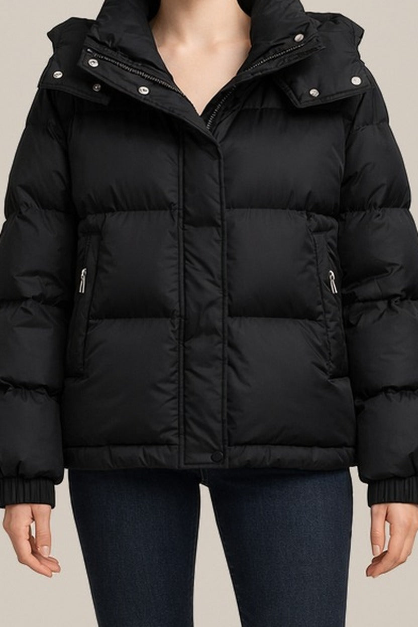 Korte Pufferjas Dames met Capuchon – Gewatteerde Winterjas — Taliah in Zwart – close-up