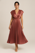 Plissé Midi-Jurk met Diepe V-Hals — Ninon – Terracotta – vooraanzicht