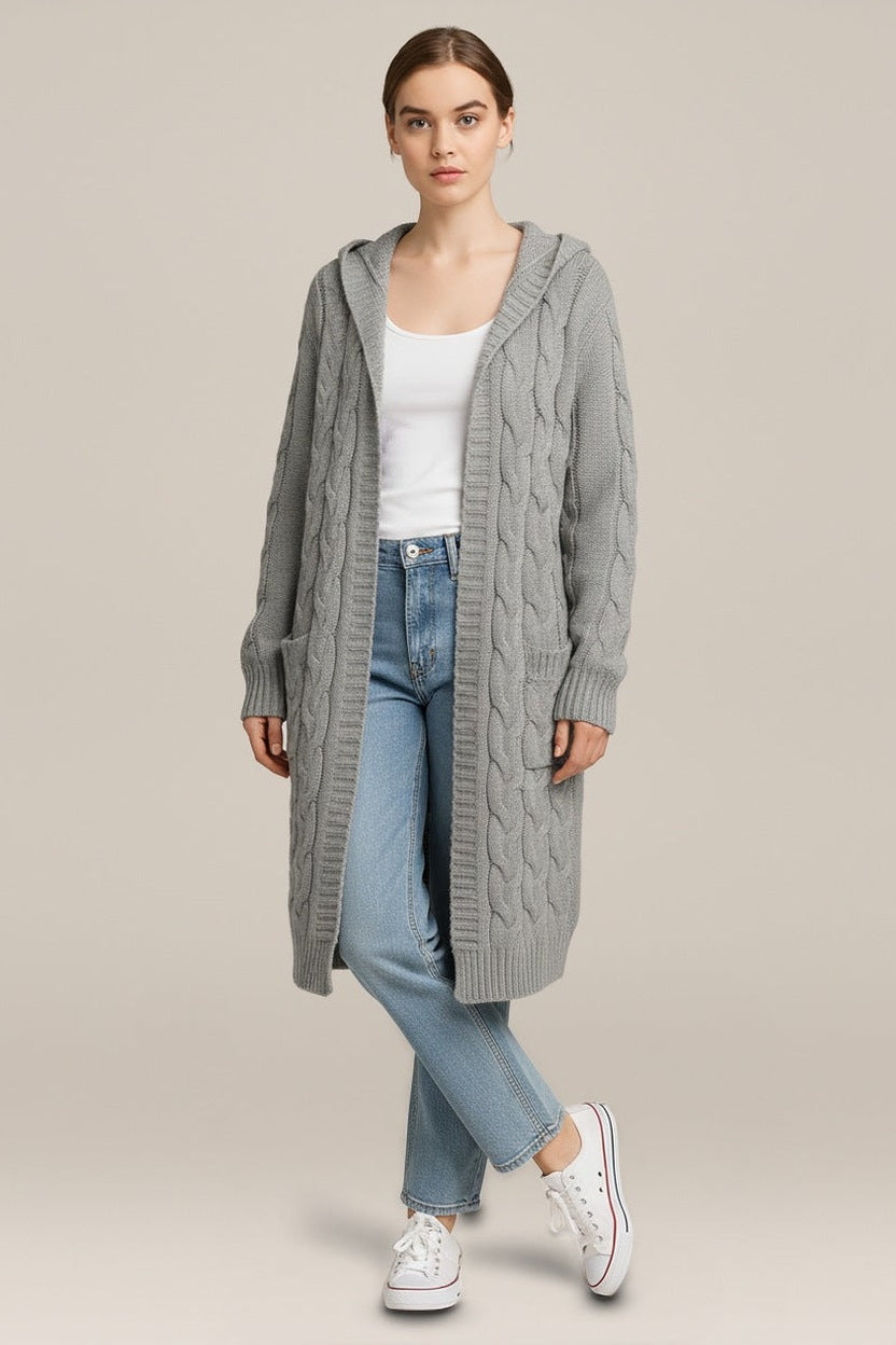 Lang Kabelvest Dames met Capuchon – Open Model met Zakken in lichtgrijs – vooraanzicht