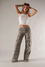 Wijdvallende Camo Cargo Broek met Vintage Wash Dames | Stoer | Bethanny