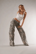 Wijdvallende Camo Cargo Broek met Vintage Wash Dames | Stoer | Bethanny