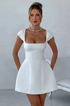 Witte Mini Jurk met Vierkante Hals Dames | Figuurvolgend Ivara
