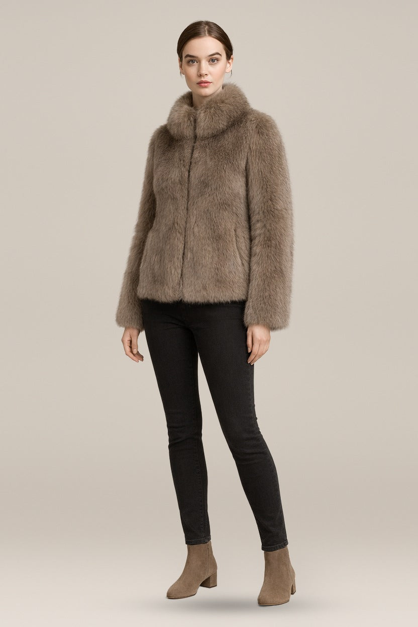 Imitatiebont Jas Dames met Opstaande Kraag – Korte Winterjas — Zenaida in Taupe – vooraanzicht