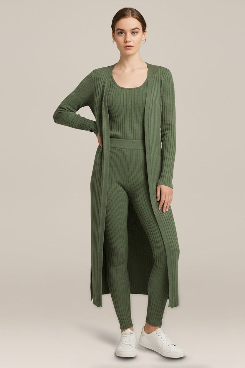Driedelige Gebreide Set Dames – Lang Vest, Top en Broek in groen – vooraanzicht