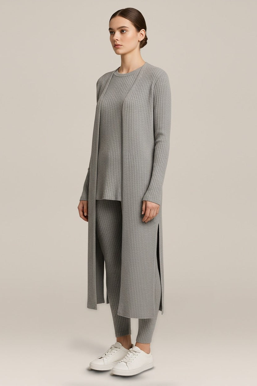 Driedelige Gebreide Set Dames – Lang Vest, Top en Broek in lichtgrijs – vooraanzicht